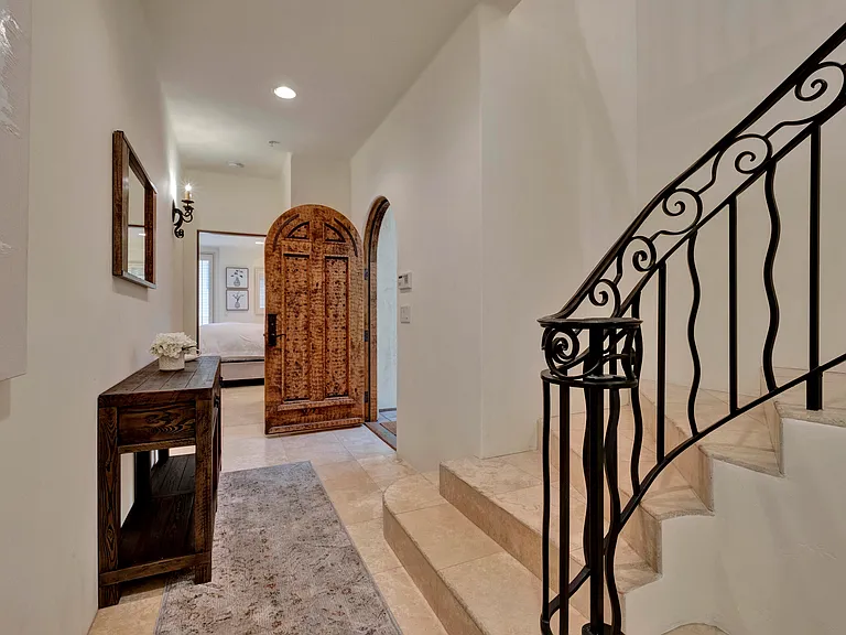 211 Bath St — Photo 5