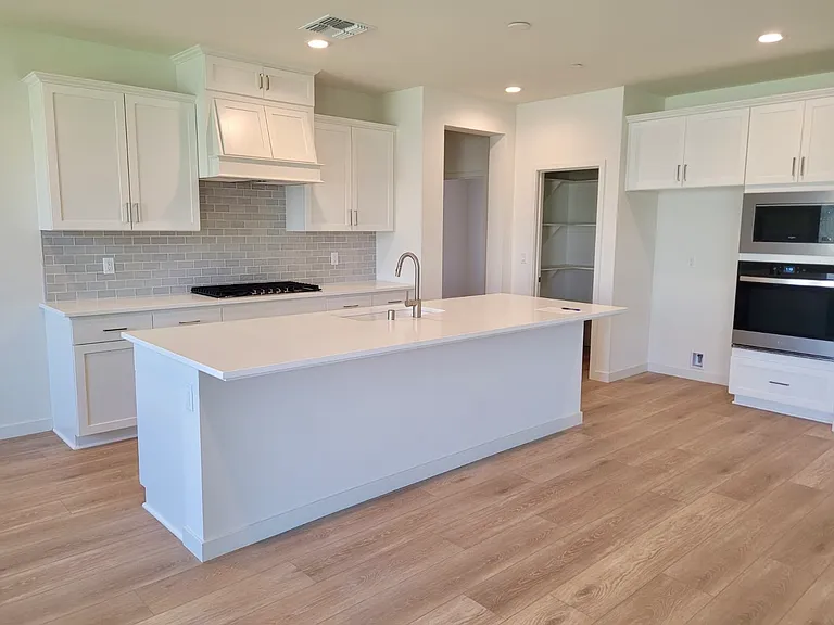 12410 Madelyn Dr — Photo 2