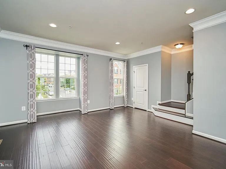 8126 S Channel Dr — Photo 2