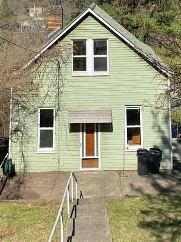 1523 Ridge Ave photo 1