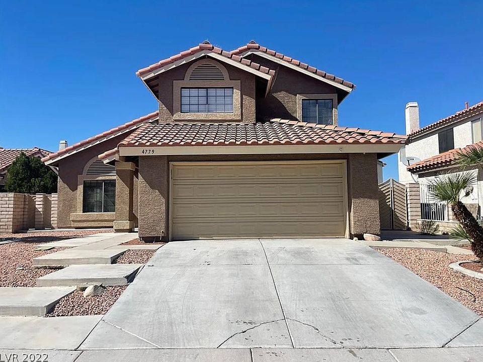 Front of house with 2 car garage