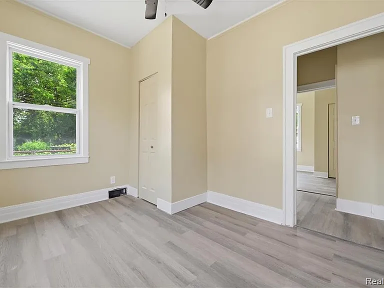 2245 W Grand St — Photo 10