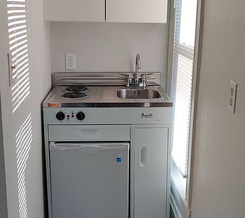4th image of 2924 Nassau St APT 11