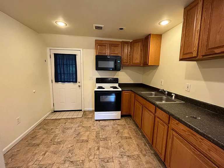 166 Main St #4 — Photo 4