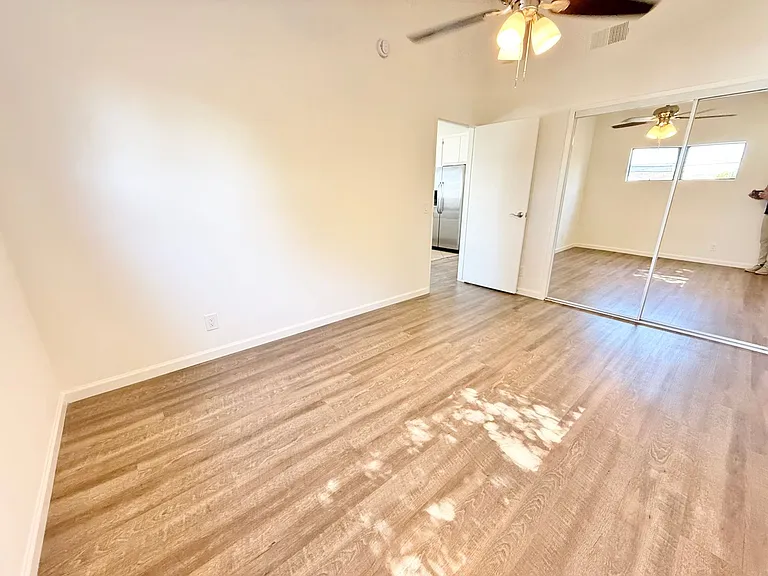 385 Loma — Photo 11