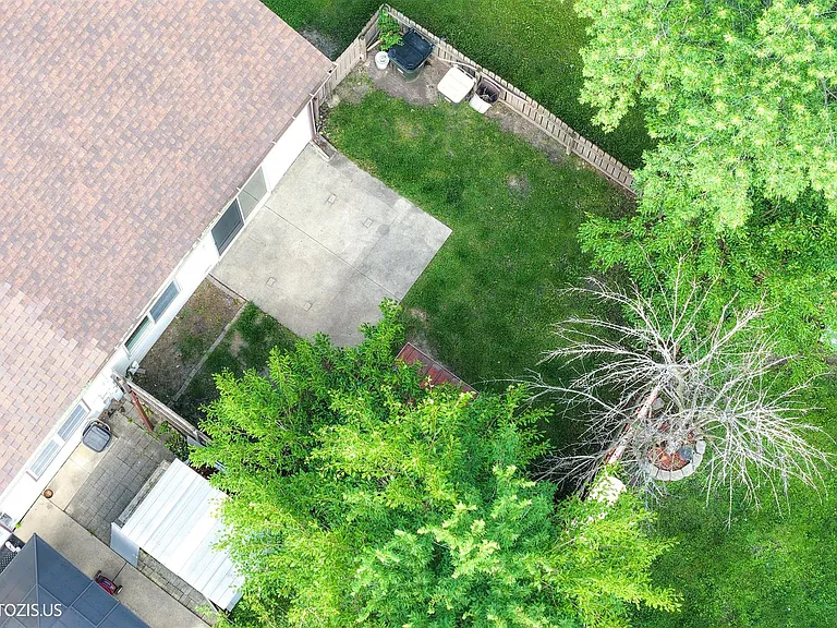 1405 Merrimac Ln N — Photo 41