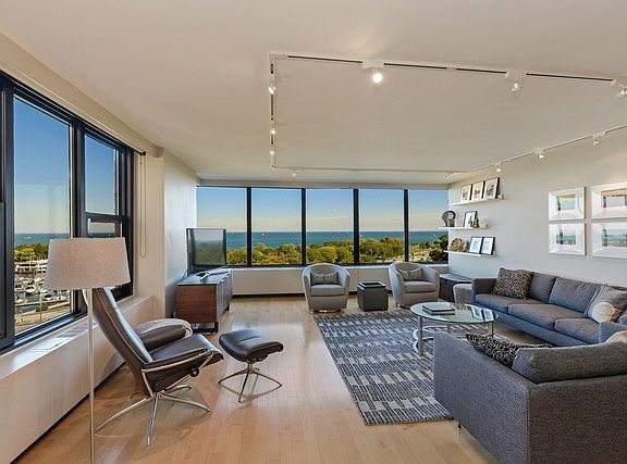 3rd image of 3150 N Lake Shore Dr APT 10A