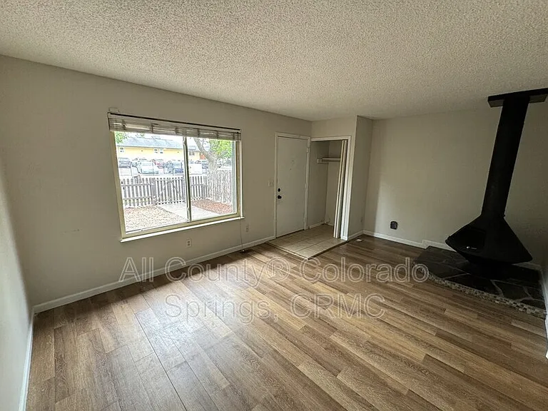 1138 Delaware Dr — Photo 3
