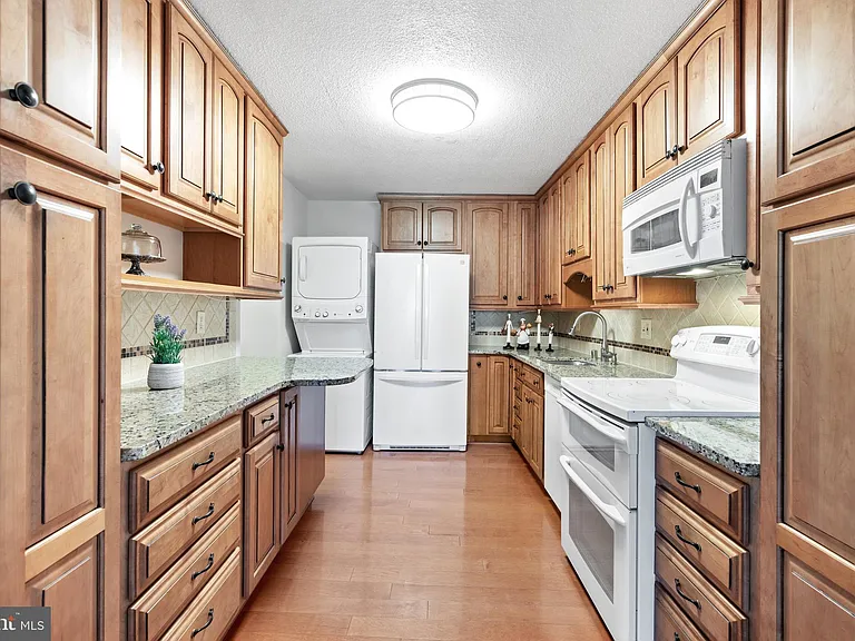 8360 Greensboro Dr #721 — Photo 9