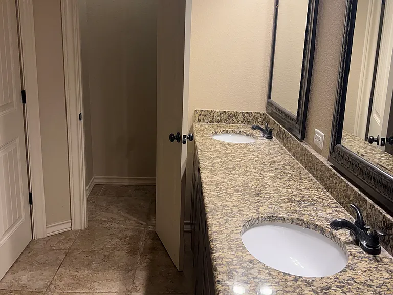 358 Southlake Dr — Photo 12