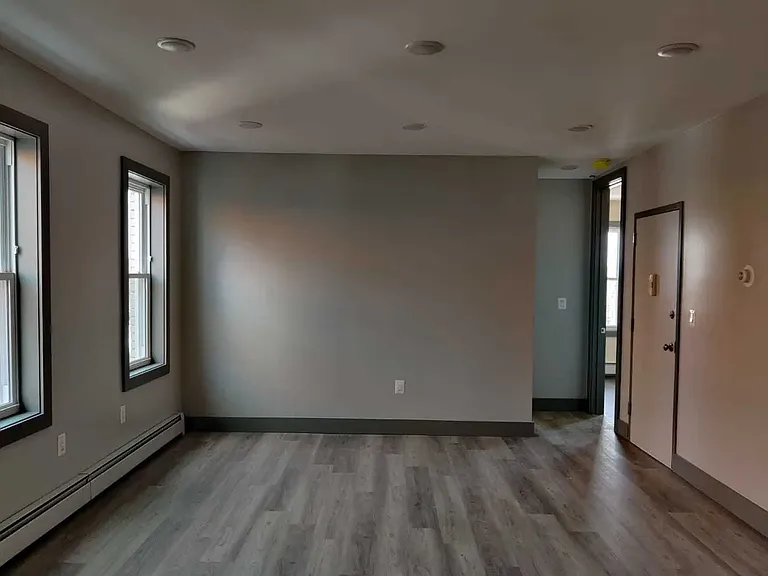 New Park Apartments — Photo 5