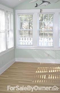 Carolina Room : Inside the bright Carolina room