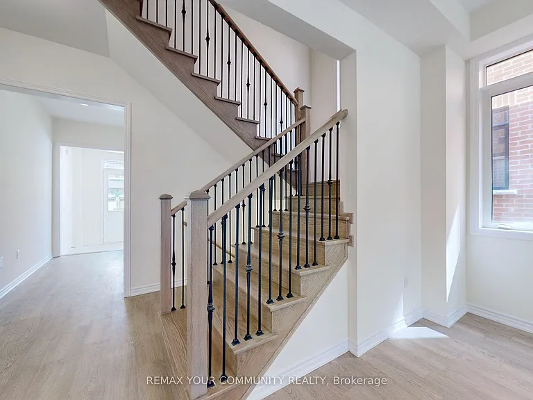 105 Halldorson Ave — Photo 6