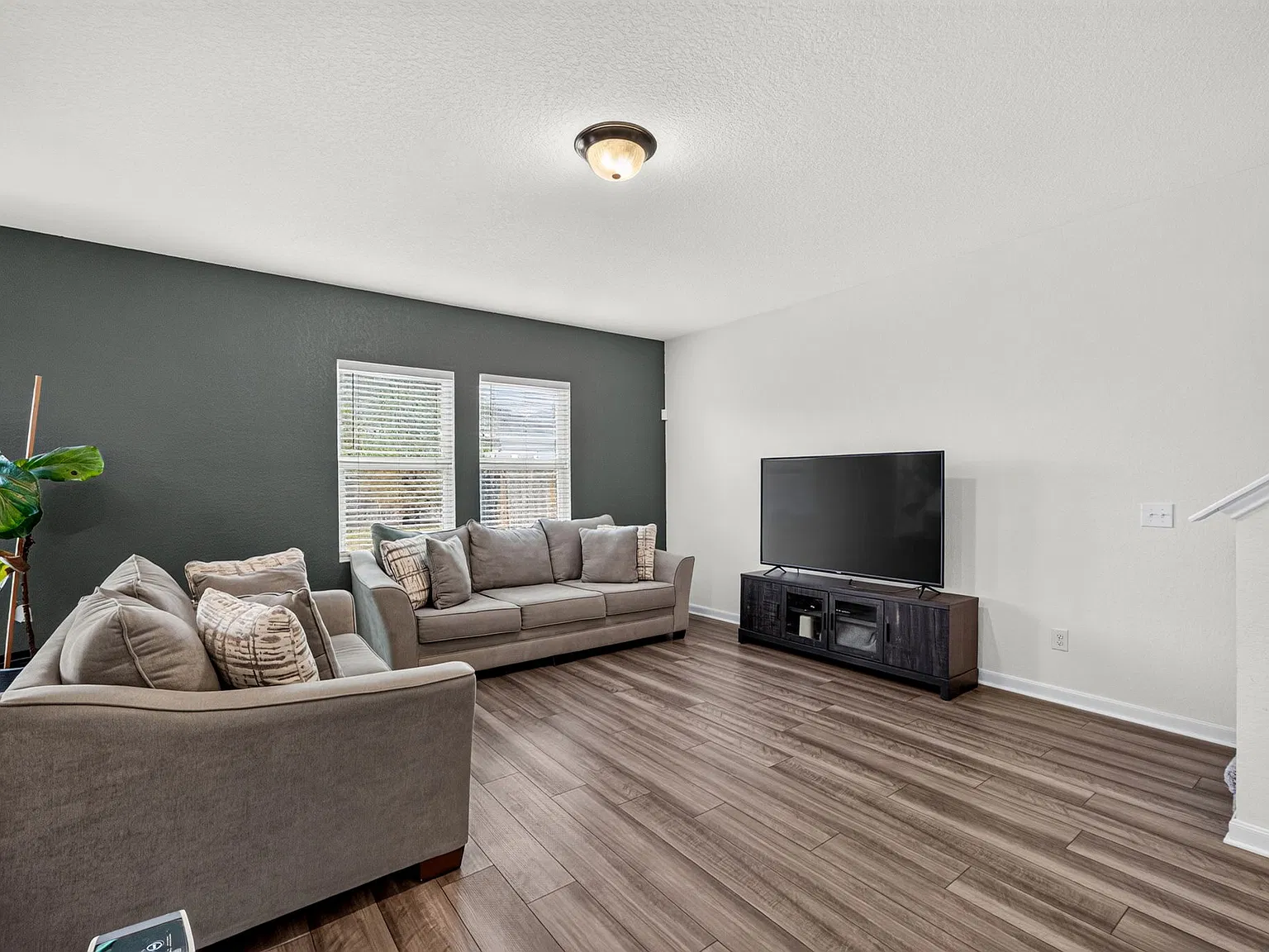Stylish 3-Bed Home with Island Kitchen, Fenced Yard, and Community Pool in San Antonio — Photo 4