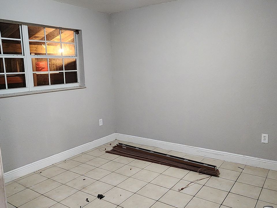 1st image of 506 E 10th St