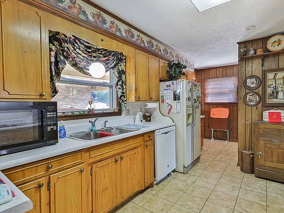 3rd image of 648 Edgewood Cres