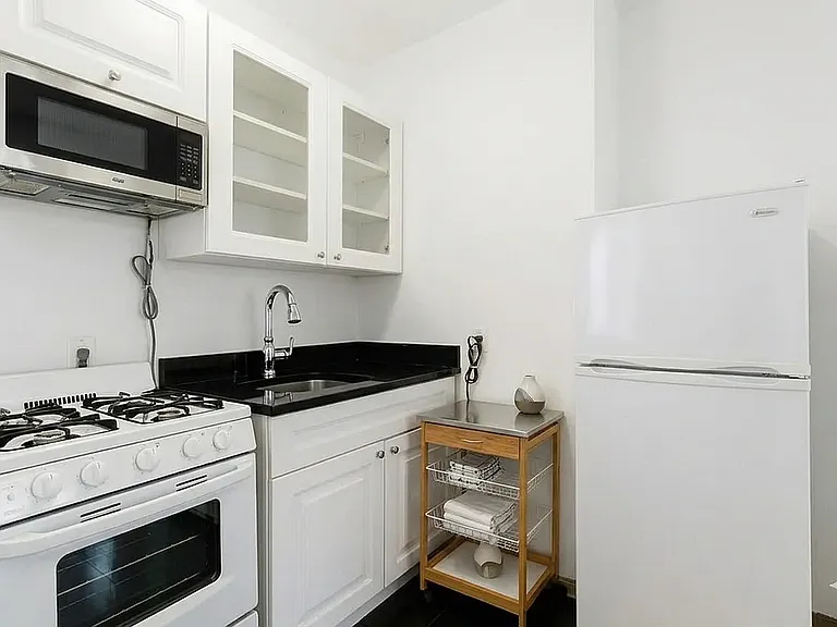 18 King St #9 — Photo 2