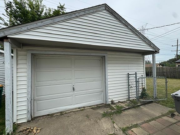 4th image of 302 Notre Dame Ave