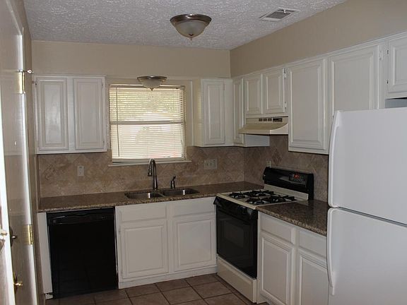 3rd image of 1013 San Saba Dr