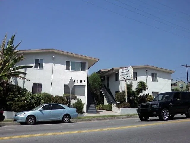 3003 Rowena Ave — Photo 1