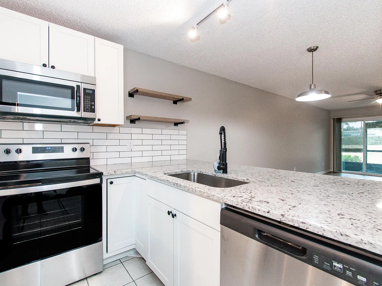 2 bed, 876 sqft, $1,600 — Photo 3