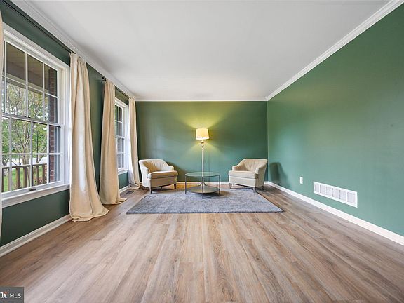 5th image of 722 Paige Cir