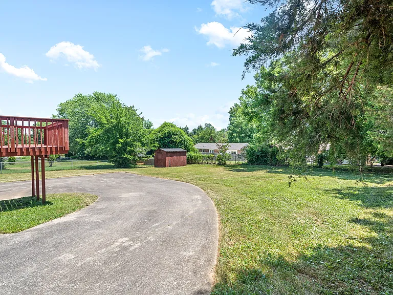 208 Aster Dr — Photo 24
