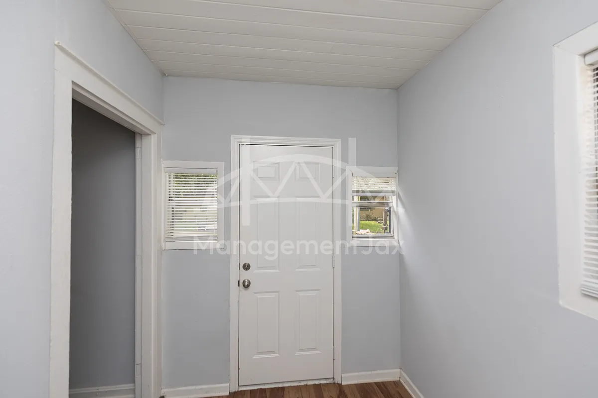 Building Photo - 2325 Westbrook Cir N