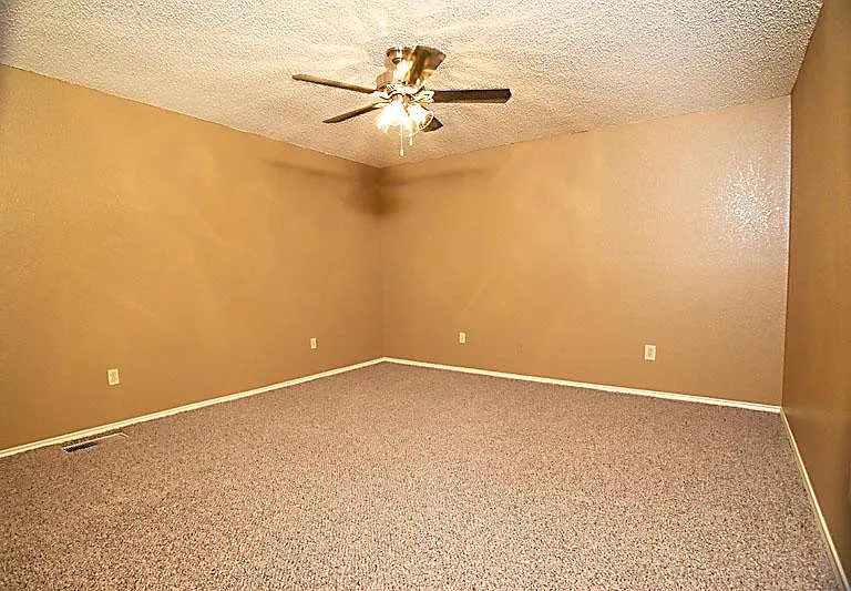 Crestwood Apartments — Photo 16