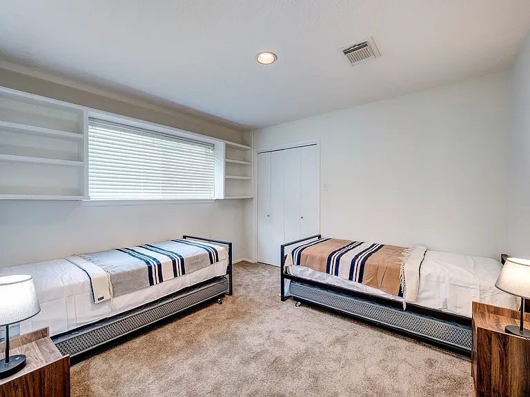 1722 S Kirkwood Rd — Photo 44