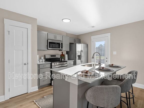 5th image of 302 Wisteria Ln