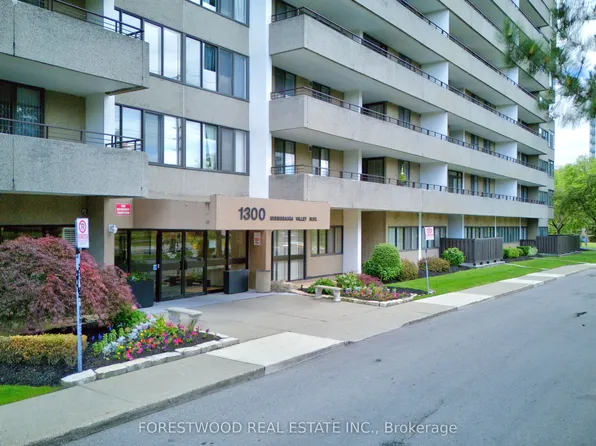 1300 Mississauga Valley Blvd #1108, Mississauga, ON L5A 3S8