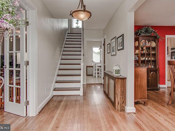 4th image of 1041 Woodland Way