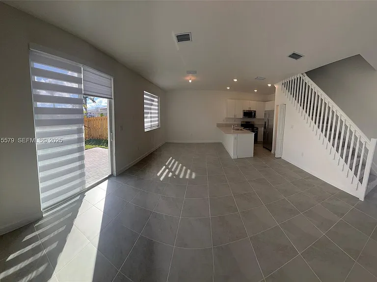 1455 SE 6th Ter — Photo 2