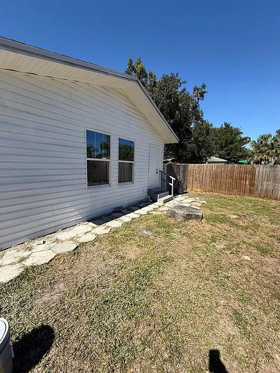 3 bed, 2.0 bath, 912 sqft, $2,000 — Photo 3