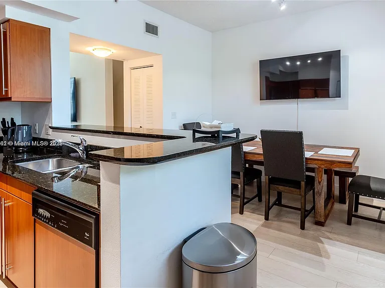 2069 S Ocean Dr — Photo 3