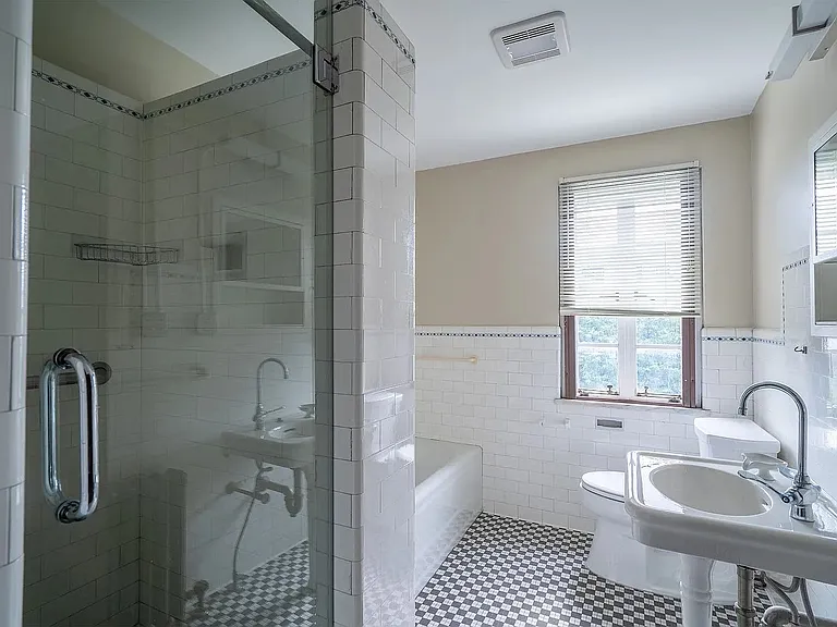 The Residences at Linwood Manor — Photo 10