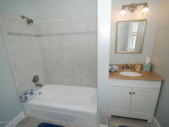 4th image of 1058 1st Ave