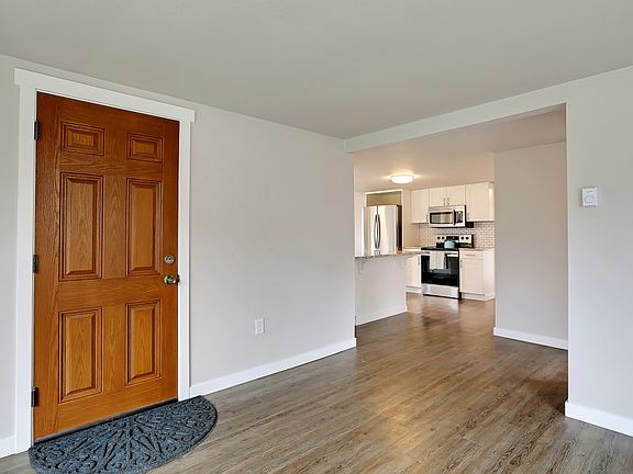 3rd image of 5918 Lombard Ave