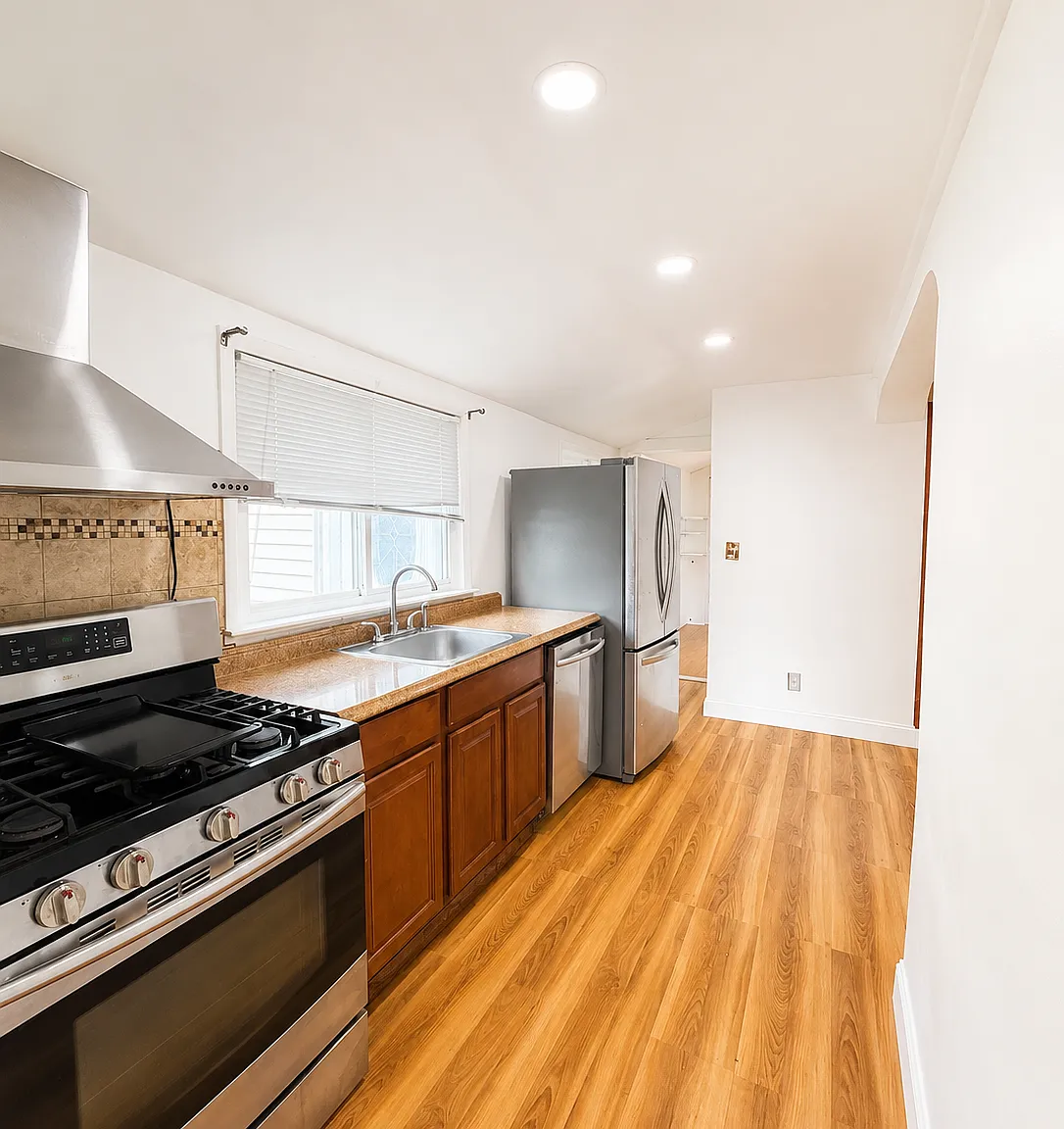 3 bed, 1.5 bath, 1400 sqft, $3,100 — Photo 1