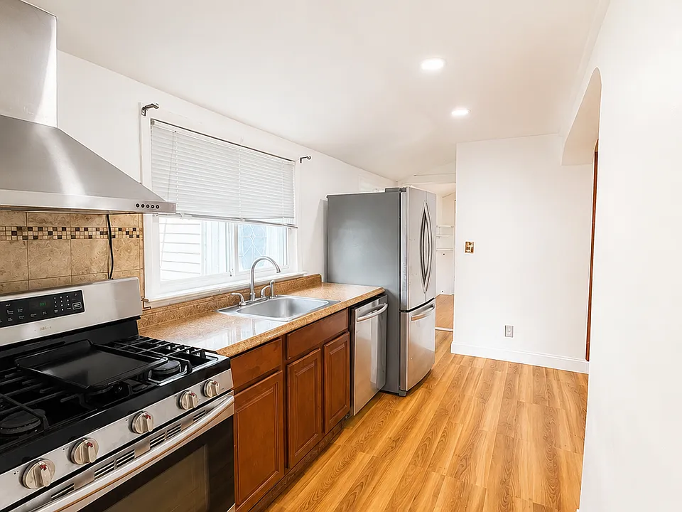 544 Linden Ave #1
