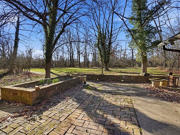 4th image of 2438 Signal Hill Rd