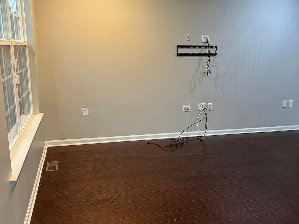 1st image of 47 Nelson Dr #1