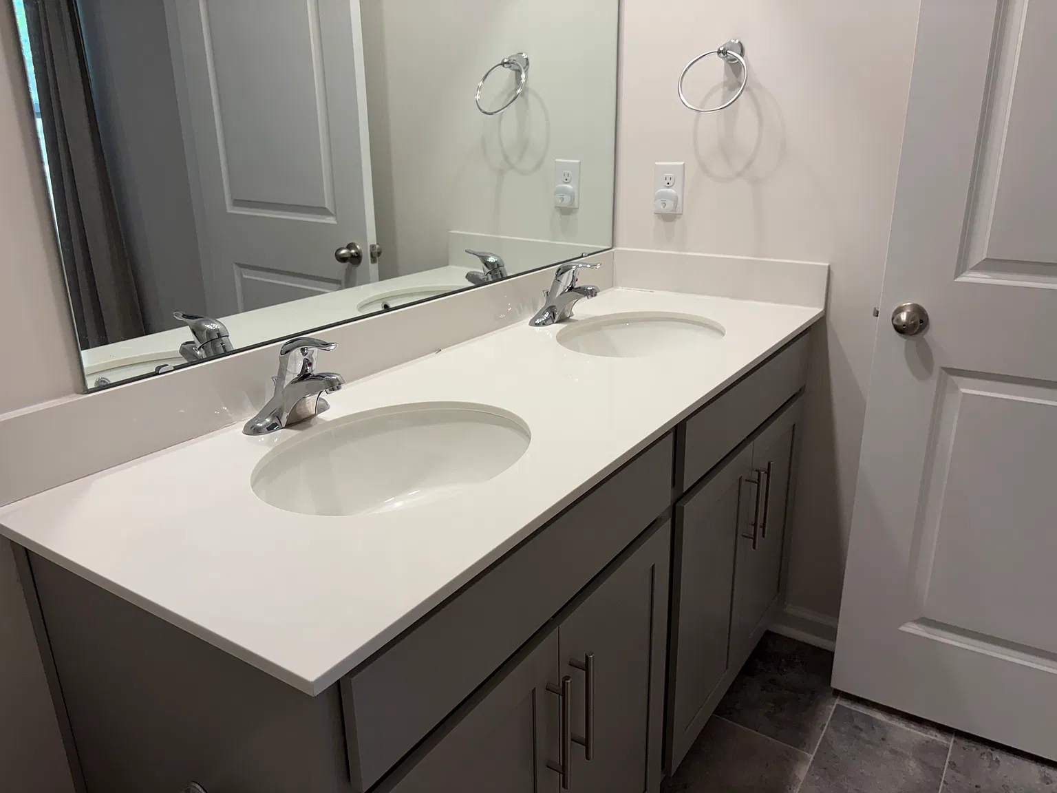 3 bed, 2.5 bath, 1375 sqft, $1,900 — Photo 2