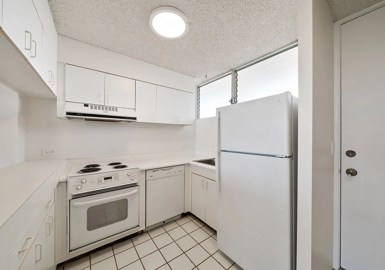 Ala Wai Plaza Skyrise #3407 — Photo 4