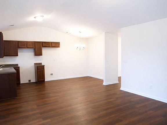 3rd image of 62 Roseberry Cir