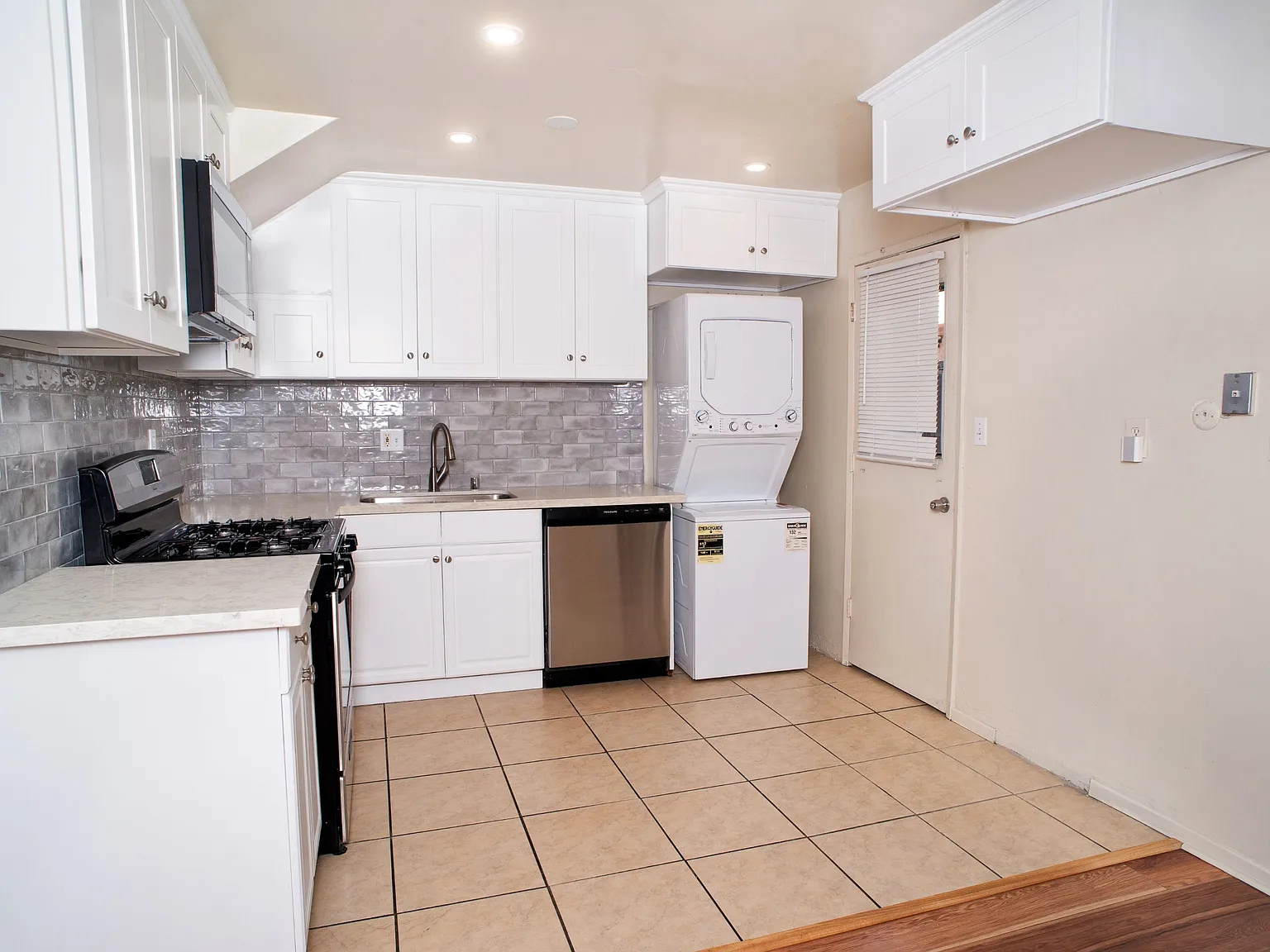 17151 Roscoe blvd, Unit 18 - . — Photo 2