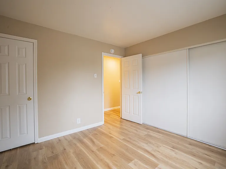 Oakridge Apartments — Photo 15