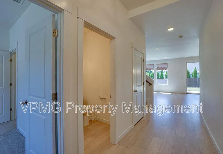 935 SE 36th St — Photo 5