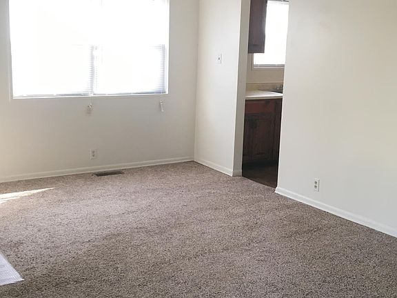 4th image of 2728 Sangster Ave